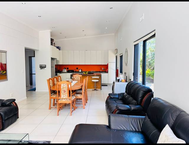 4 BEDROOM HOUSE FOR SALE IN PALM LAKES ESTATE